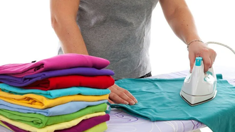 femme qui repasse le linge